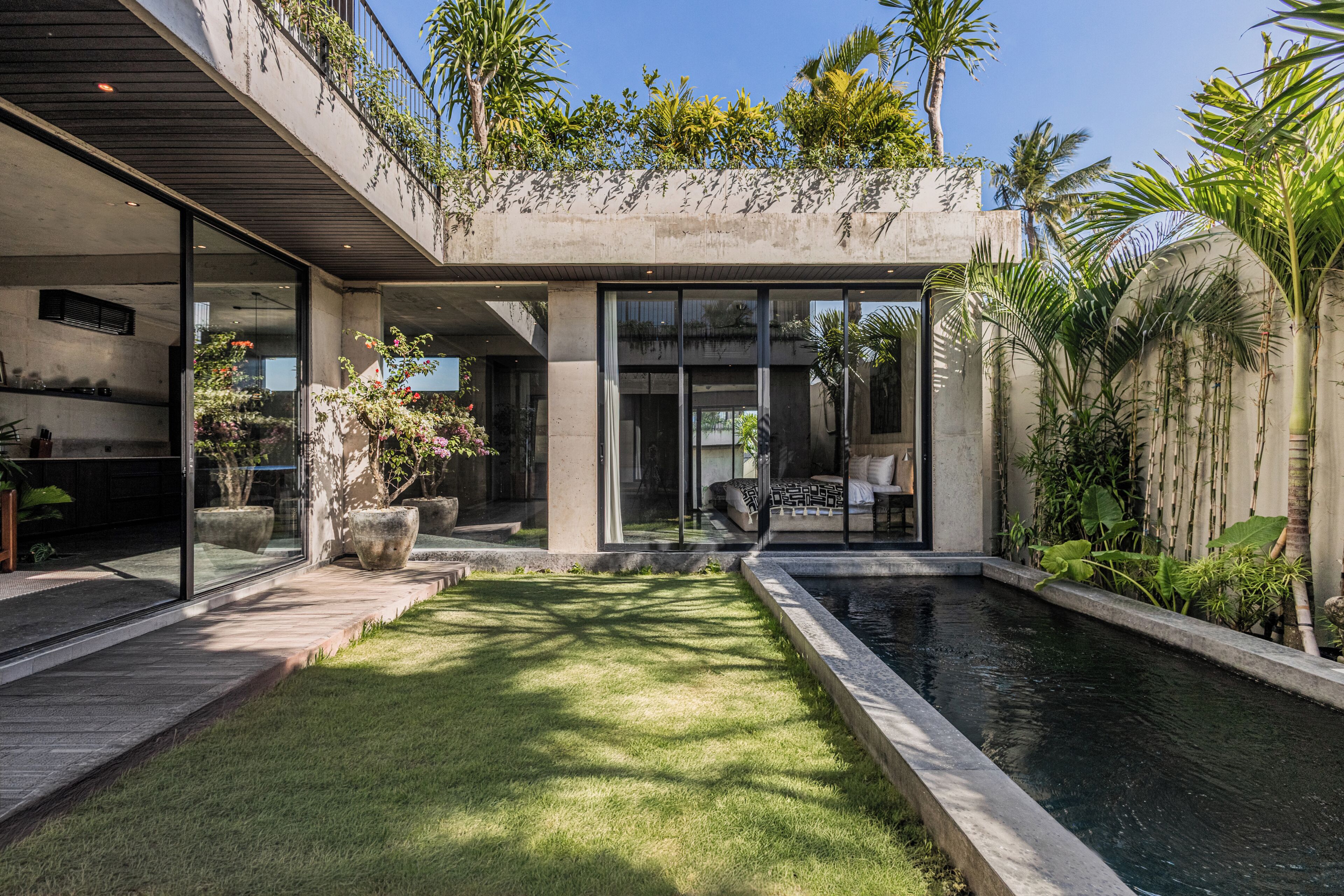Una piscina al aire libre