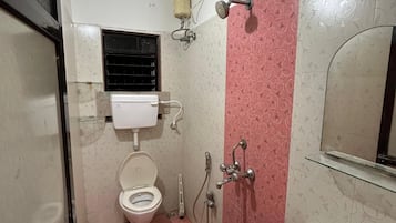Chuveiro, bidê, toalhas de banho, sabonete