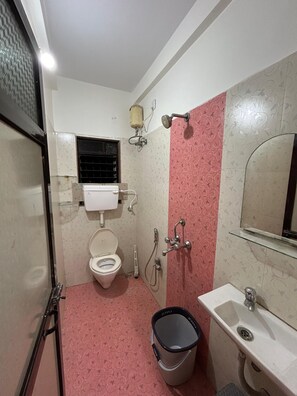 Shower, bidet, towels, soap - DreamsKape Villa by CozyCub Stays in LONAVALA - 4BHK WITH POOL & JACUZZI !! (Lonavala)