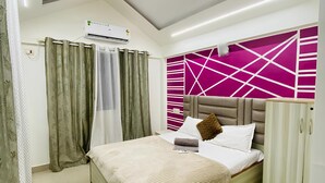 A bedroom with a bed, an air conditioning unit, a ceiling fan, and a wardrobe. - DreamsKape Villa by CozyCub Stays in LONAVALA - 4BHK WITH POOL & JACUZZI !! (Lonavala)