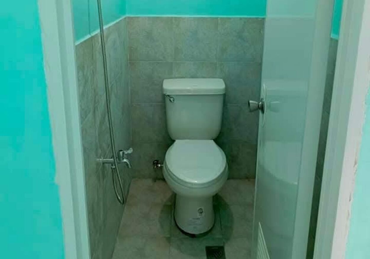 Standard Room | Bathroom | Shower, rainfall showerhead, towels, soap