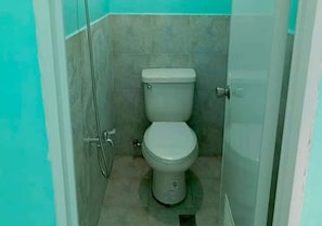 Kamar Standar | Kamar mandi | Shower, pancuran hujan, handuk, dan sabun