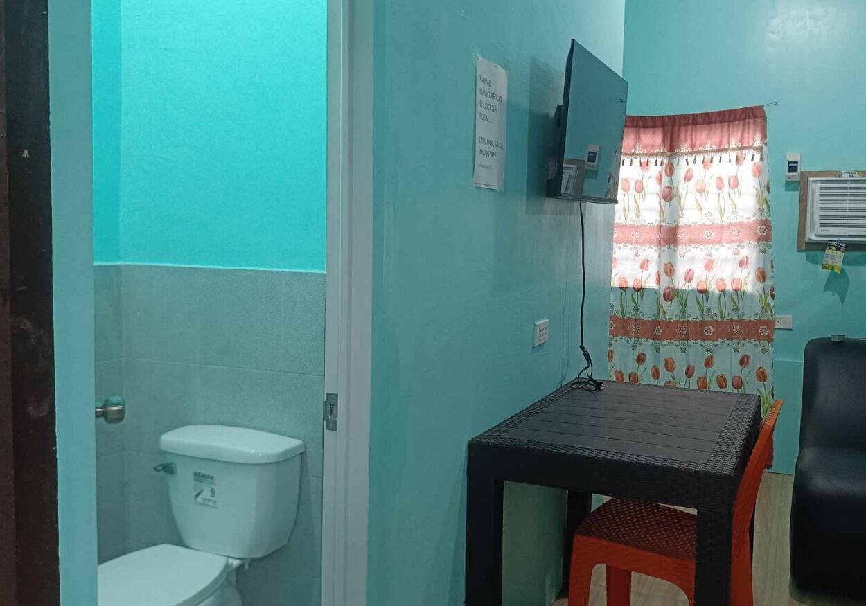 Quadruple Room | Bathroom | Shower, rainfall showerhead, towels, soap