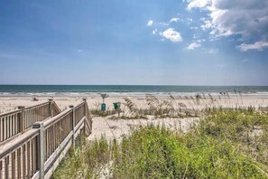 Beach - Pet-Friendly Luxury 3BR Condo with Pool Near Beach (Myrtle Beach)