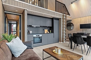 Ein modernes Interieur mit Küche, Essbereich und Wohnbereich.