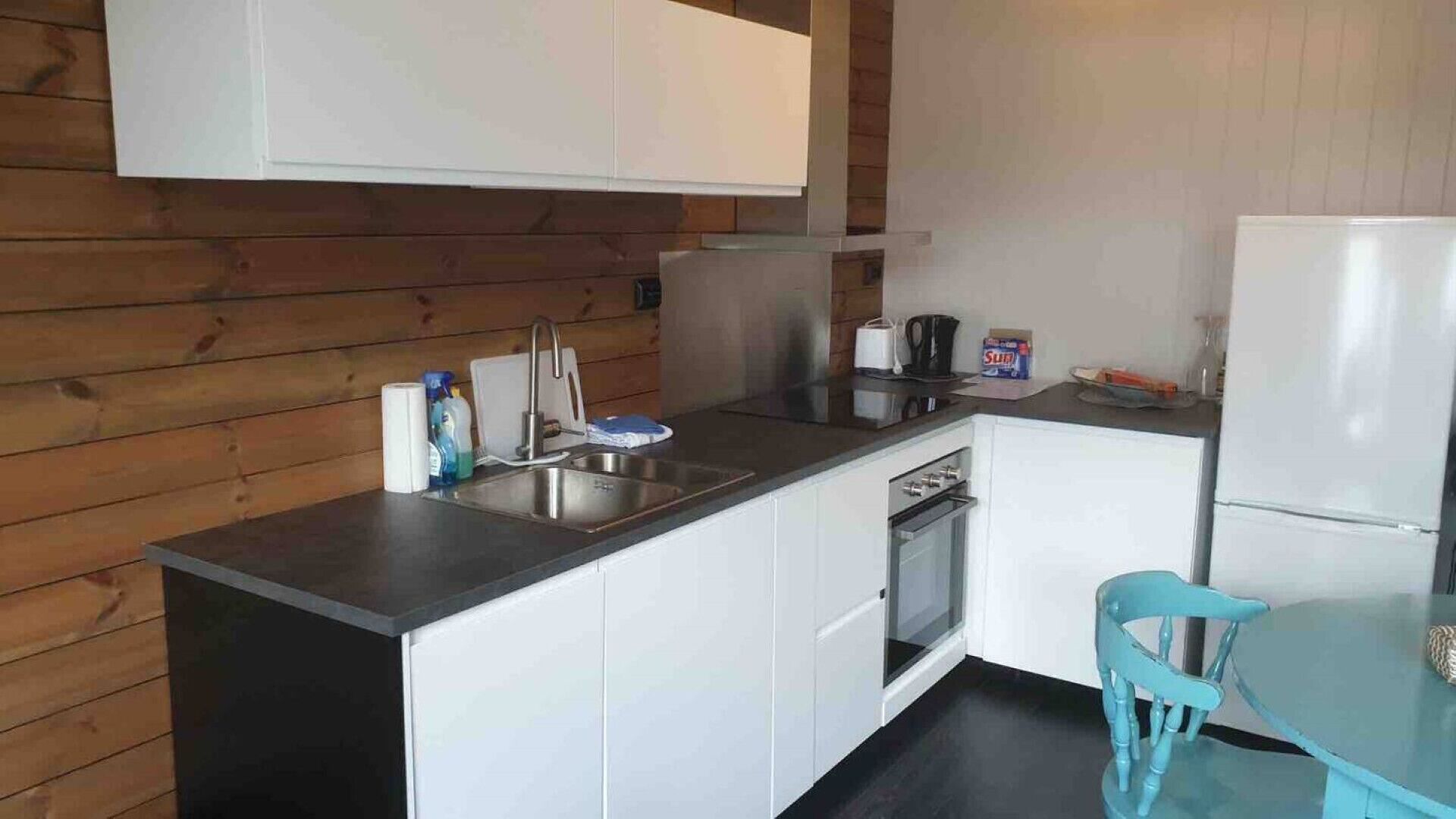 Fridge, oven, dishwasher, coffee/tea maker
