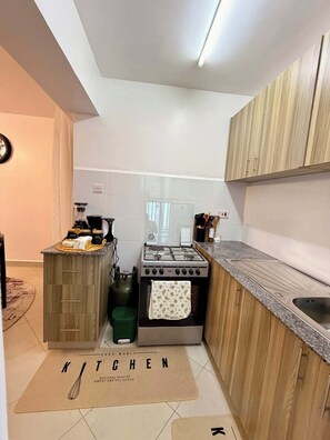Apartemen Keluarga, balkon, pemandangan kota | Dapur pribadi | Lemari es, microwave, dan peralatan masak/sendok-piring