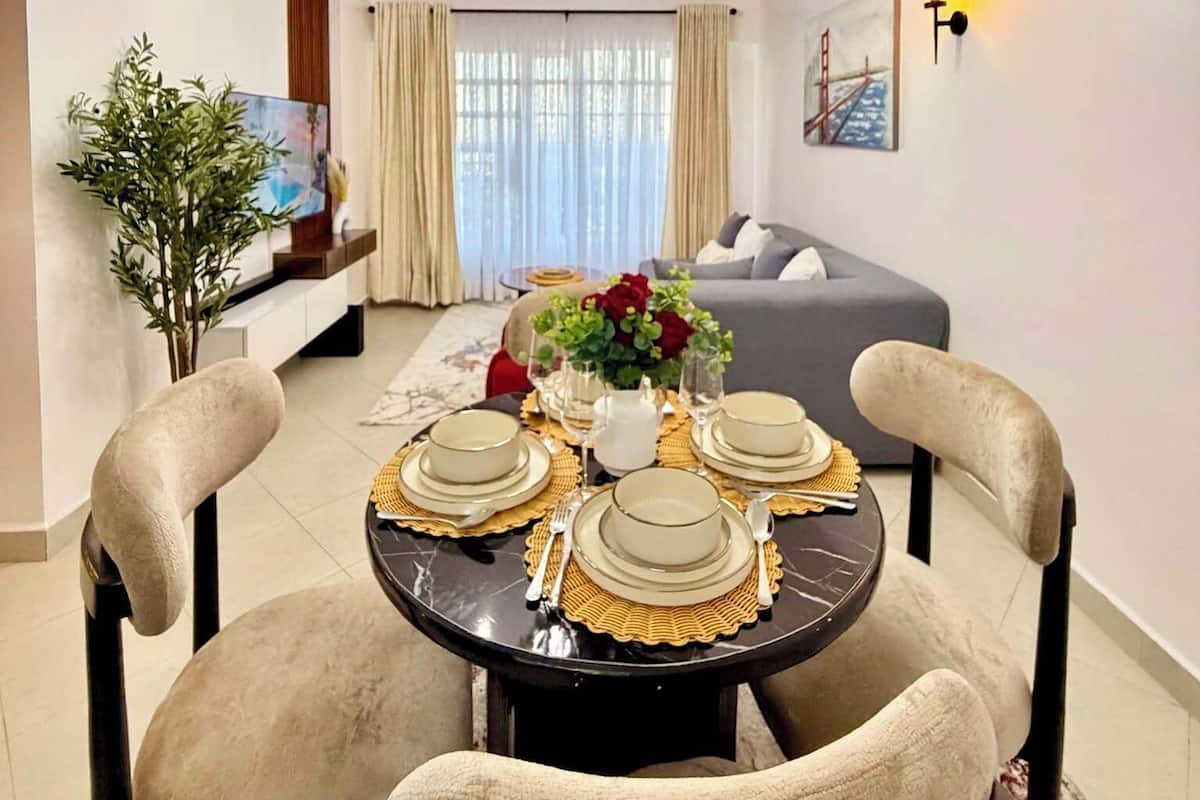 Apartament familiar, balcó, vistes a la ciutat | Sala d'estar | Televisor intel·ligent de 32 polzades amb canals digitals 