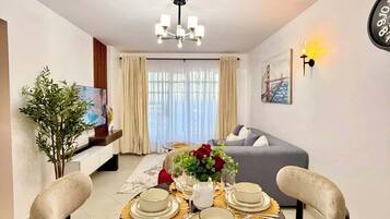 Familienapartment, Balkon, Stadtblick | Wohnbereich | 32-Zoll-Smart-TV mit Digitalempfang