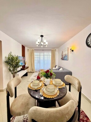 Apartamento familiar, balcón, vistas a la ciudad | Zona de estar | Smart TV de 32 pulgadas con canales digitales