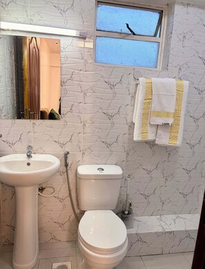 Familie appartement, balkon, uitzicht op stad | Badkamer | Een douche, gratis toiletartikelen, pantoffels, handdoeken