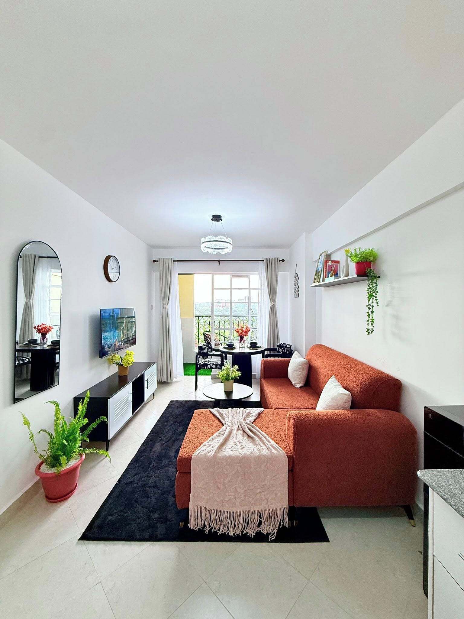 Comfort appartement, balkon | Woonruimte | Een 32-inch smart-tv met digitale zenders