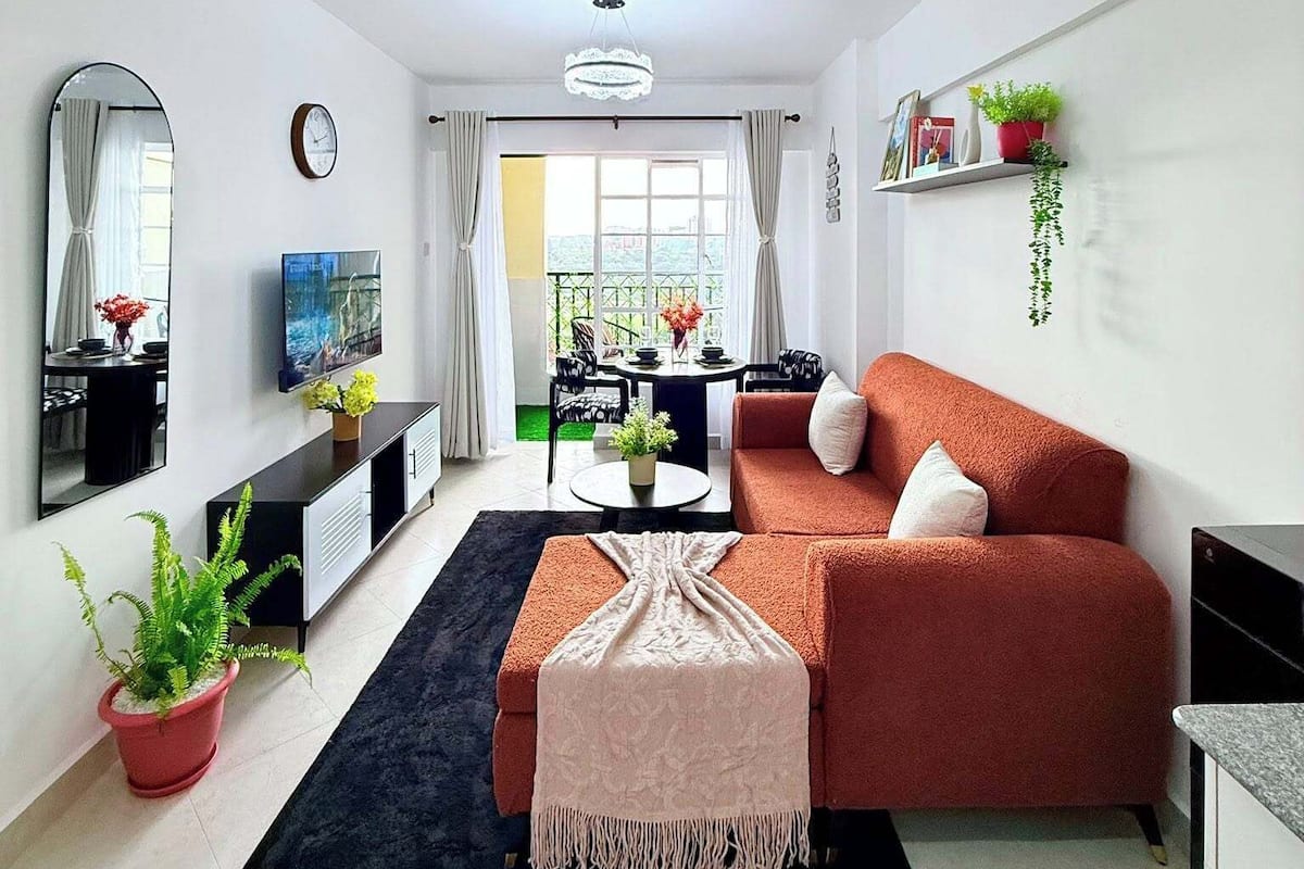 Apartament Comfort, balcó | Sala d'estar | Televisor intel·ligent de 32 polzades amb canals digitals 