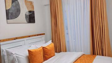 Familienapartment, Balkon, Stadtblick | Individuell dekoriert, individuell eingerichtet, kostenloses WLAN