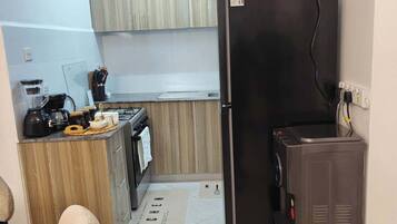 Familienapartment, Balkon, Stadtblick | Eigene Küche | Kühlschrank, Mikrowelle, Kochgeschirr/Geschirr/Besteck