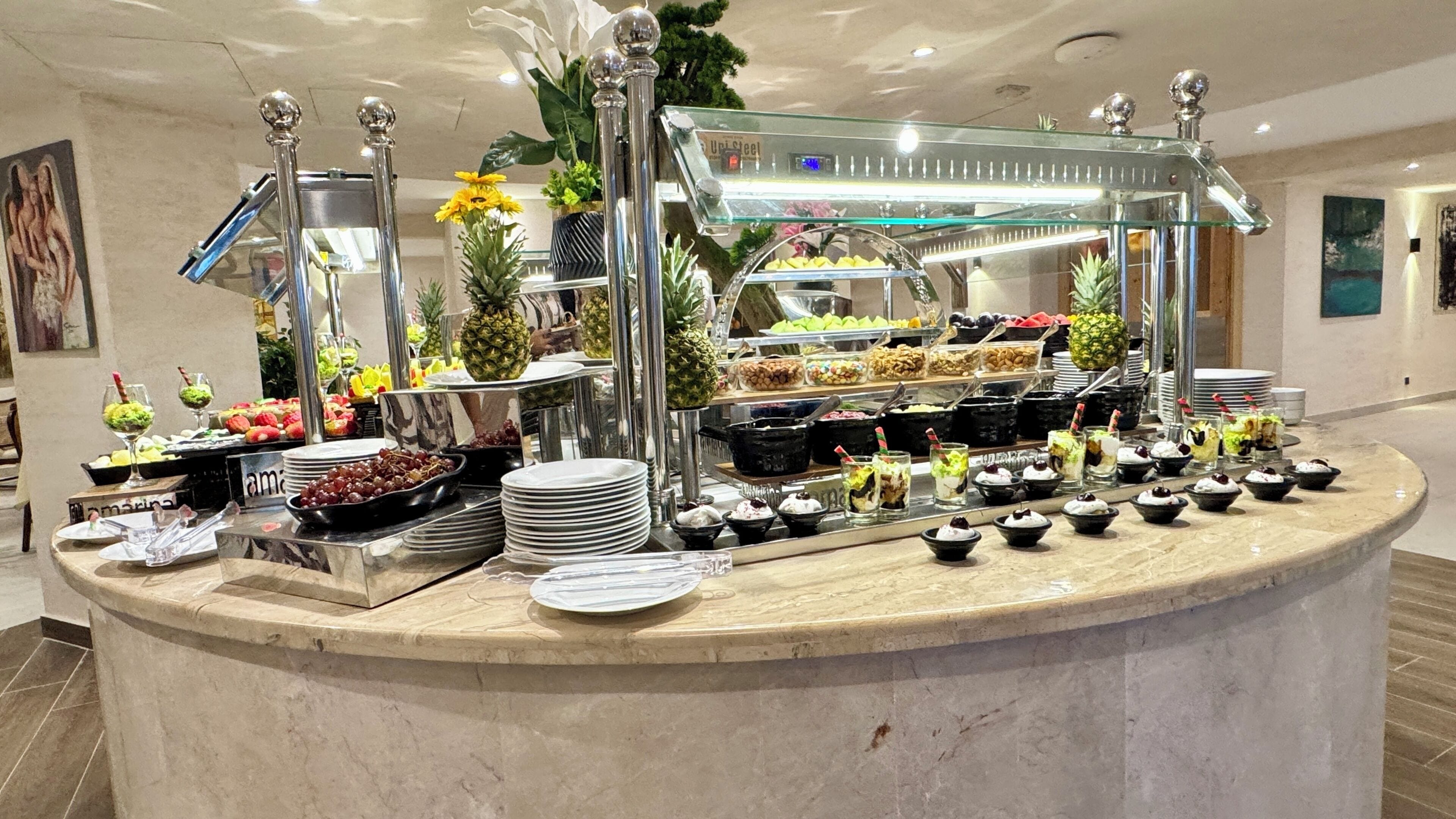 Ein Buffet mit verschiedenen Speisen und einer Glasvitrine.