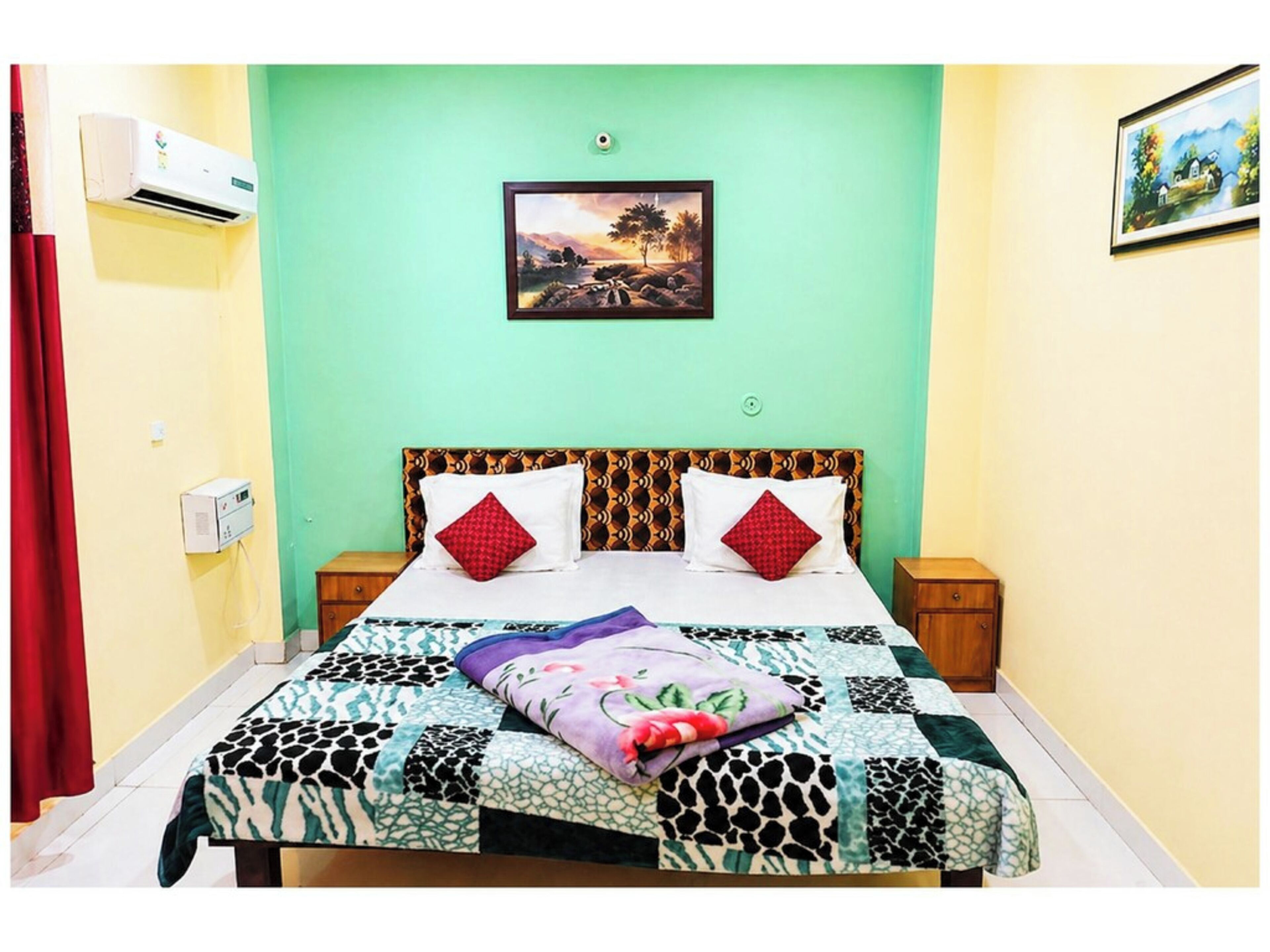 Hypo-allergenic bedding, desk, soundproofing, free WiFi