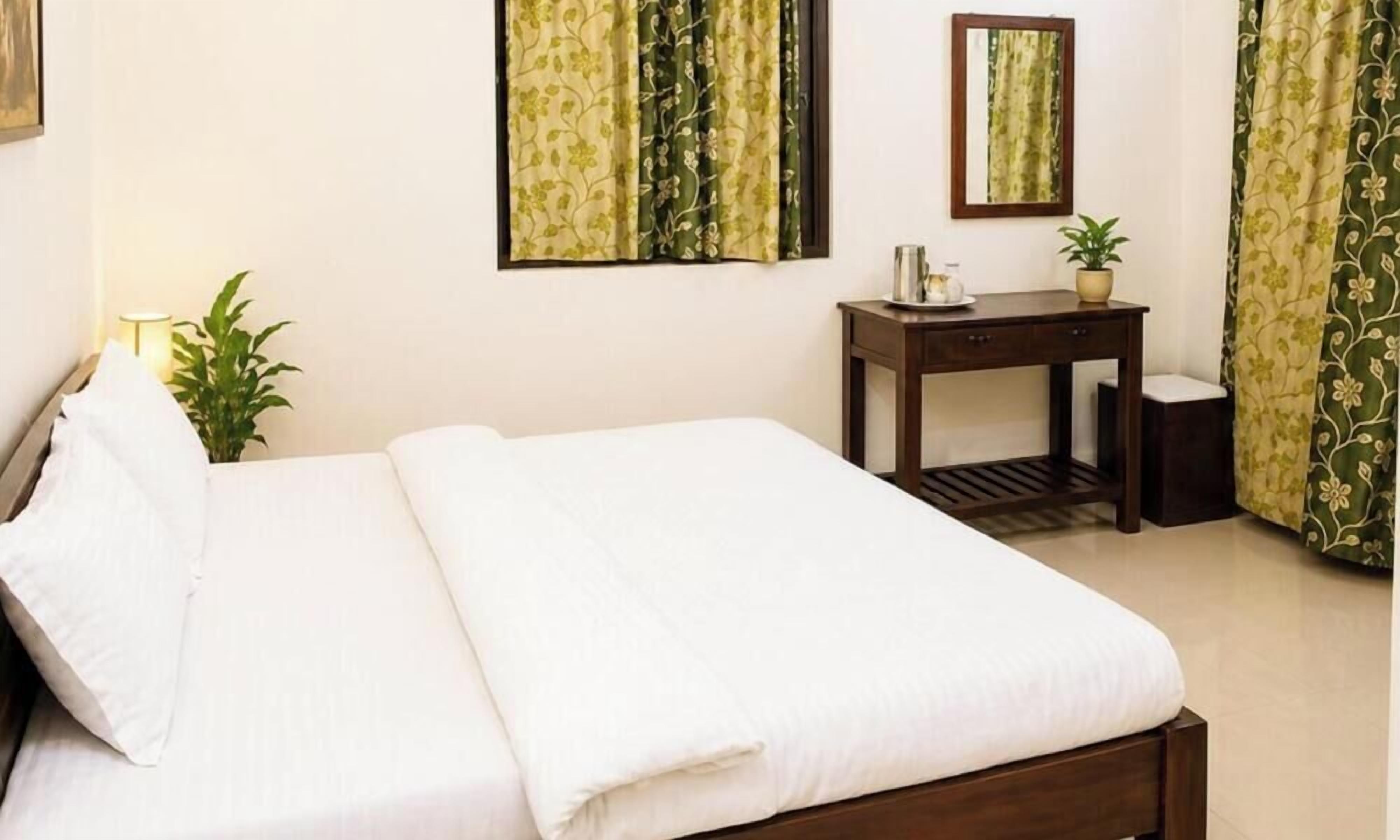 Deluxe Double Room | Hypo-allergenic bedding, desk, soundproofing, free WiFi