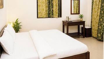 Deluxe Double Room | Hypo-allergenic bedding, desk, soundproofing, free WiFi