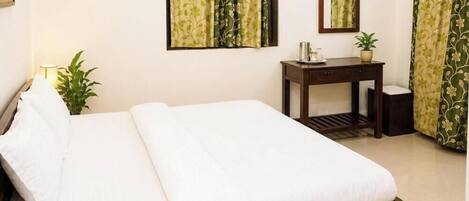 Deluxe Double Room | Hypo-allergenic bedding, desk, soundproofing, free WiFi