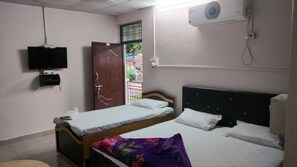 Kamar Triple Keluarga, balkon, pemandangan gunung | Meja kerja dan ruang kerja ramah laptop