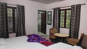 Kamar Triple Keluarga, balkon, pemandangan gunung | Meja kerja dan ruang kerja ramah laptop