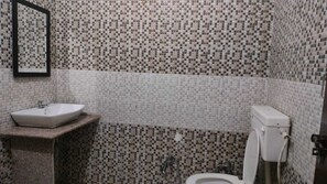 Kamar Triple Keluarga, balkon, pemandangan gunung | Kamar mandi | Shower dan handuk
