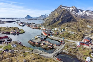 Une ville côtière avec des bâtiments, un port et des montagnes.