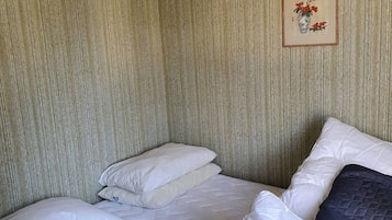 4 bedrooms, WiFi (free), bed sheets