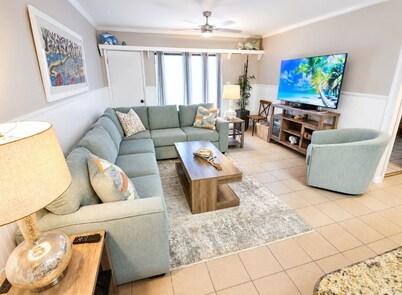 ☆Sleeps 8☆ on the beach ☆4 pools☆ Pool Side Bar Private Beach Access☆