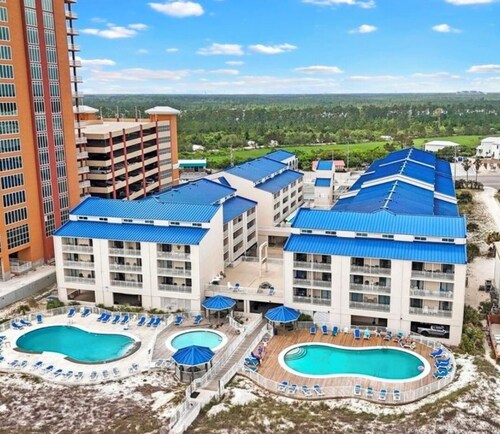 ☆Sleeps 8☆ on the beach ☆4 pools☆ Pool Side Bar Private Beach Access☆ Unit 121