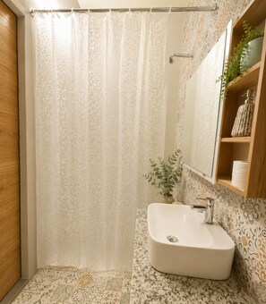 Dusche, Haartrockner, Bidet, Handtücher
