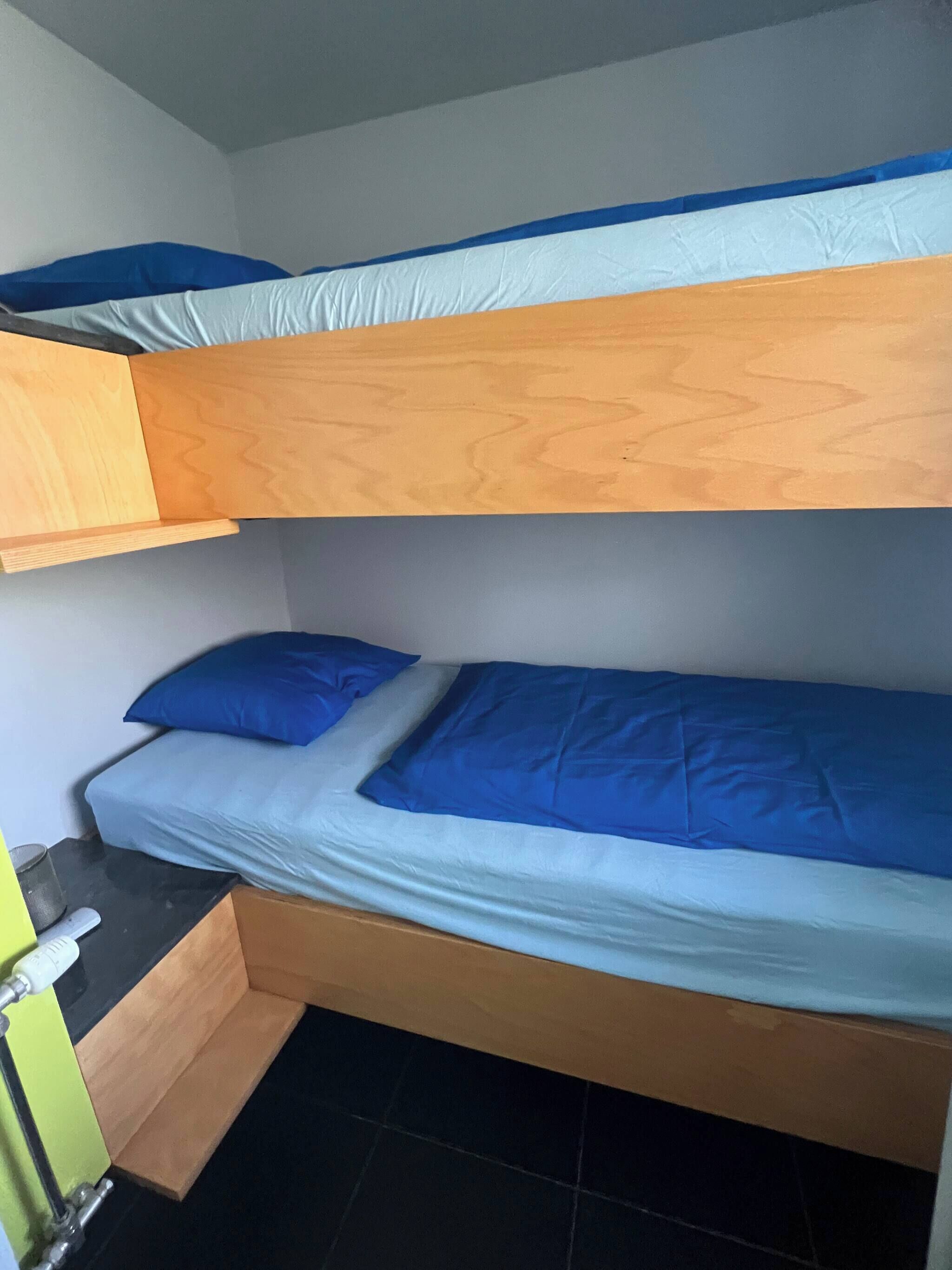 1 habitación, tabla de planchar con plancha y acceso a internet 