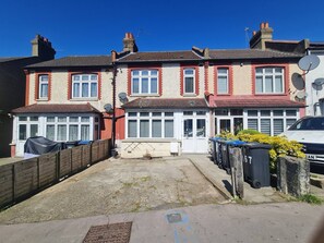 Exterior - Spacious 4 bedroom house in London (Greater London)