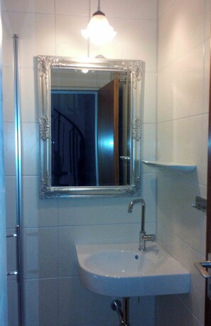 Douche, sèche-cheveux, serviettes fournies, savon