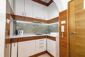 Basic Apartment | Private kitchen - City Heart Apartment (Beograd)