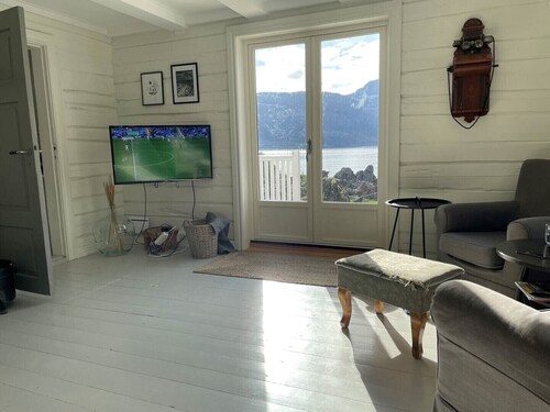 Vettingstua, beautiful house down by the sea.
