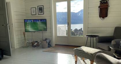 Vettingstua, beautiful house down by the sea.