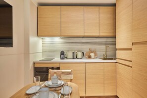 Apartment | Eigene Küche | Wasserkocher mit Kaffee-/Teezubehör, Kühlschrank, Mikrowelle, Ofen