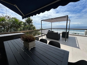 A terrace with a view of the sea, outdoor seating, and a covered area. - Beachfront Luxury 7 Chaka's Place Ballito (Ballito)