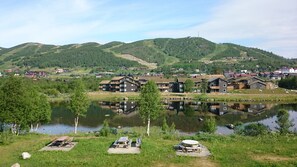 Vista d'un llac amb una zona residencial que inclou cases, un moll i un cel serè.