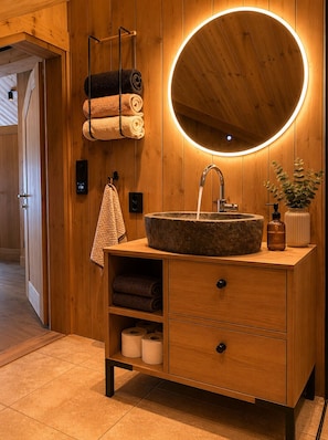Douche, sèche-cheveux, serviettes fournies