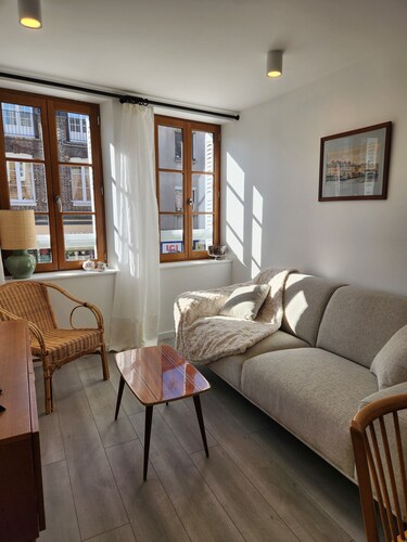 Charming 49 m² triplex in the heart of downtown Neubourg with a terrace