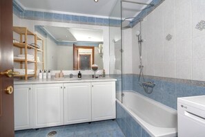 Hair dryer, towels, soap, toilet paper - Glifada Seaside by Urban Luxy (Glifada)