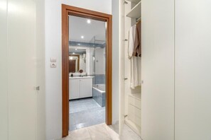 Ein Badezimmer mit Dusche, Toilette und Waschbecken.