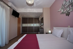 Room - A two floor villa 2 min.drive from the center of the island and the old town. (ALONNISOS)