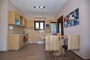 Private kitchen - A two floor villa 2 min.drive from the center of the island and the old town. (ALONNISOS)