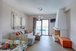 Living area - A two floor villa 2 min.drive from the center of the island and the old town. (ALONNISOS)