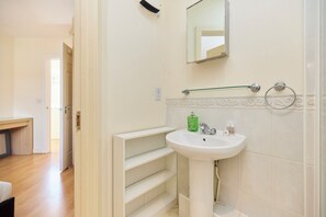 Apartment | Bathroom - Beige & Timber Flat Edgware (Edgware)