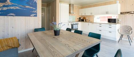 Coffee/tea maker, fridge, oven, dishwasher